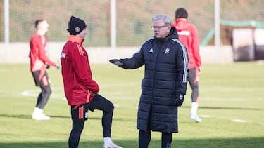 Lars Friis charla con Tomas Wiesner en una sesión.