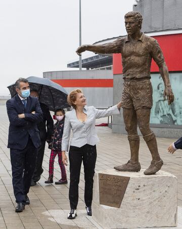 Alicia Huertas, escultora de la estatua propia de Luis Aragon¨¦s ubicada en los aleda?os del Estadio Metropolitano, junto a Luis Aragon¨¦s hijo.
