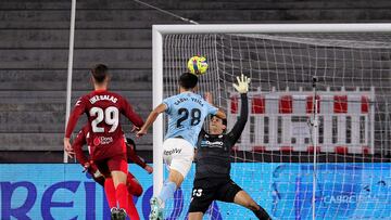 VIGO (PONTEVEDRA), 30/12/2022.- El centrocampista del Celta Gabri Veiga (c) consigue el primer gol de su equipo ante el Sevilla durante el partido de Liga en Primera División que disputan este viernes en el estadio de Balaídos, en Vigo. EFE/Salvador Sas
