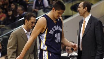 Memphis Grizzlies forward Darko Milicic leaves the game after injuring his ankle in the second half of their NBA basketball game against the Dallas Mavericks in Dallas, Texas December 23, 2008. REUTERS/Mike Stone (UNITED STATES)
PUBLICADA 30/12/08 NA MA33 1COL