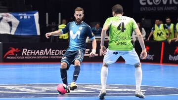 Pola encara a Lolo durante los cuartos de final de la Copa de Espa&ntilde;a de F&uacute;tbol Sala entre Movistar Inter y Palma Futsal.