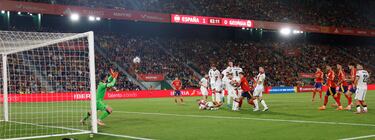 2-0. Falta directa desde el borde del área de Georgia.  Mikel Oyarzabal, con un brutal zurdazo, supera a Giorgi Mamardashvili que no ve llegar el balón y le rebasa.