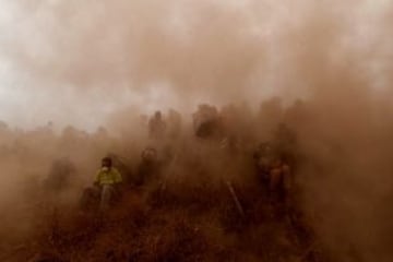 Espectadores soportan el polvo levantado por uno de los participantes en la especial de Klenia durante el rally Acrópolis, cerca de la localidad de Agios Vasilios, a unos 130 kilómetros al sur de Atenas.