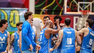 Los jugadores del Movistar Estudiantes felicitan a Jayson Granger por su importancia en la victoria ante el Gipuzkoa en el segundo partido del playoff de ascenso.