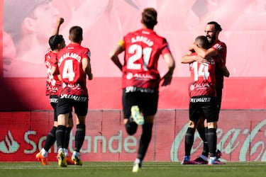 Mallorca 1-0 Real Madrid | Mallorca 1-0 Real Madrid | Nacho anota en propia puerta el primer gol bermellón. Centro de Dani Rodríguez, y tras un salto con Muriqi, el balón conecta en la cabeza del defensa blanco para describir una parábola al palo largo de la portería de Lunin. 