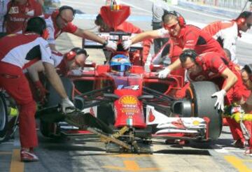 El piloto español Fernando Alonso, del equipo Ferrari, durante la segunda sesión de entrenamientos libres del Gran Premio de España de Fórmula 1, que se disputará este fin de semana en el Circuito de Catalunya de Montmeló.