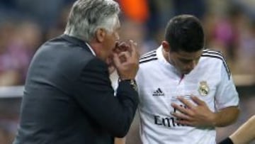 Ancelotti da instrucciones a James.