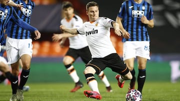 Valencia&#039;s Kevin Gameiro kicks the ball during the Champions League round of 16 second leg soccer match between Valencia and Atalanta in Valencia, Spain, Tuesday March 10, 2020. The match is being in an empty stadium because of the coronavirus outbre