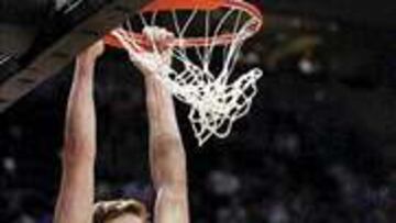 PODEROSO. Gasol machaca el aro contrario, algo que se está convirtiendo en habitual últimamente.