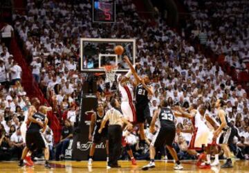 LeBron y Duncan se encuentran en el aire. El de los Spurs fue esta vez mejor.
