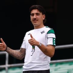 Héctor Bellerín está en Sevilla