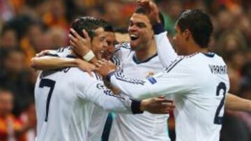 A SEMIS. Di María, Pepe y Varane abrazan a Cristiano en el 0-1.