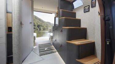 Con un techo elevable tipo “westfalia” que cuenta con un aislamiento inflable sin igual y un sistema térmico de lo más moderno, dormir en el techo de la furgo todo el año ya no será un problema con este innovador mecanismo apto para todos los climas. Además, la furgoneta cuenta con unas escaleras parecidas a las de un dúplex para poder acceder a la vez que almacenar todos los gadgets que uno quiera. 