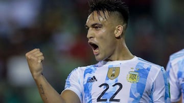 Lautaro Martínez, jugador del Inter de Milán, celebra un gol anotado con la selección argentina.