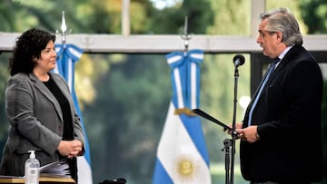 Handout photo released by the Argentinian Presidency of Argentinian President Alberto Fernandez (R) taking his new Health Minister Carla Vizzotti&#039;s oath in Buenos Aires on February 20, 2021. - Vizzotti was named as health minister on February 19, 2021 replacing Gines Gonzales who resigned following a request by Argentine President Alberto Fernandez after it emerged that people close to him had skipped the line for a COVID-19 vaccination. (Photo by Maria Eugenia CERUTTI / Argentinian Presidency / AFP) / RESTRICTED TO EDITORIAL USE - MANDATORY CREDIT AFP PHOTO / ARGENTINIAN PRESIDENCY / MARIA EUGENIA CERUTTI - NO MARKETING NO ADVERTISING CAMPAIGNS -DISTRIBUTED AS A SERVICE TO CLIENTS