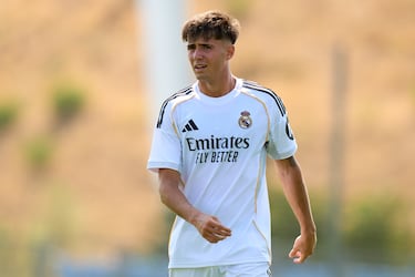 Edad: 19 | Posición: Defensa central | Apariciones: 17