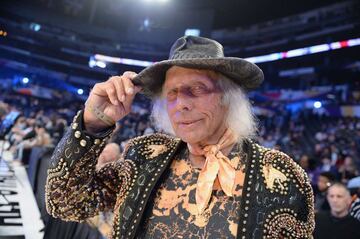 El millonario y excéntrico James Goldstein no se perdió el All Star 2018 de Los Ángeles.