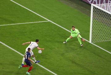 1-0. Mats Hummels marca en propia puerta el primer tanto de la selección de Francia.