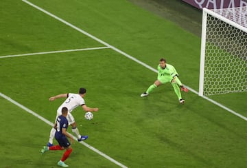 1-0. Mats Hummels marca en propia puerta el primer tanto de la selección de Francia.