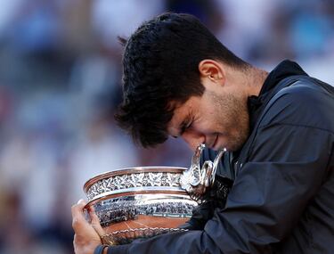 Alcaraz abraza feliz la Copa de los Mosqueteros.