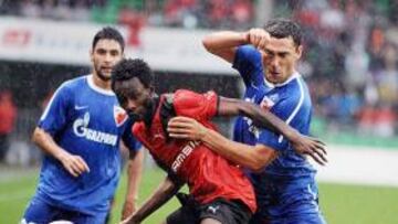 <b>VITAL. </b>Pitroipa protege un balón ante el Estrella Roja.