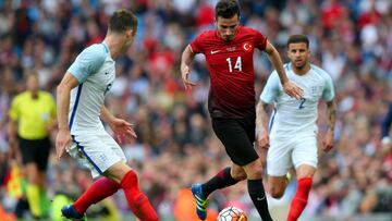 Ozyakup, con la selecci&oacute;n de Turqu&iacute;a, en un partido amistoso ante Inglaterra en Manchester.