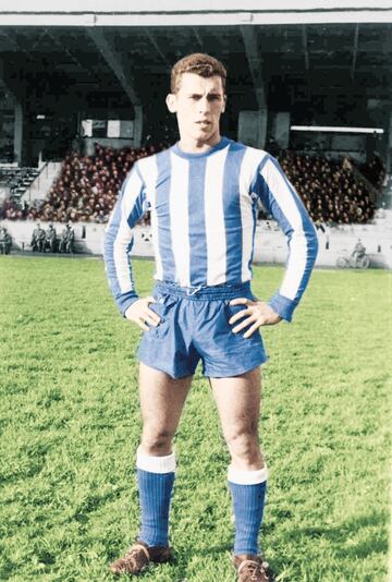 Tras su inicios en el Victoria fichó por uno de los grandes del fútbol español, el Deportivo de la Coruña. En el conjunto gallego estuvo cuatro temporadas donde jugó 108 partidos y anotó 69 goles. Tras sus buenas actuaciones numerosos equipos, como el Barcelona y el Real Madrid, se fijaron en él.