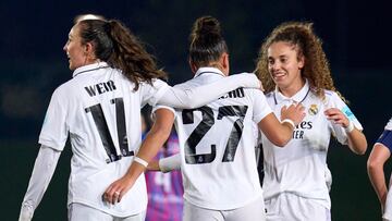 Carla Camacho y Paula Partido se abrazan felices tras marcar ante el Vllaznia.