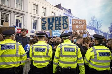 Los seguidores del Chelsea protestan contra la recién propuesta Superliga europea antes del partido de la Premier League entre Chelsea y Brighton & Hove Albion en Stamford Bridge.