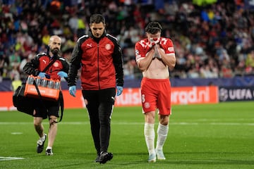 GIRONA , 02/10/2024.- El centrocampista neerlandés del Girona Donny van de Beek (d) durante el partido de Liga de Campeones de fútbol entre el Girona y el Feyenoord, este miércoles en el estadio de Montilivi. EFE/ Siu Wu
