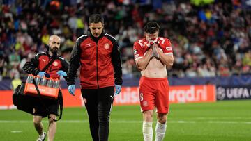 GIRONA , 02/10/2024.- El centrocampista neerlandés del Girona Donny van de Beek (d) durante el partido de Liga de Campeones de fútbol entre el Girona y el Feyenoord, este miércoles en el estadio de Montilivi. EFE/ Siu Wu