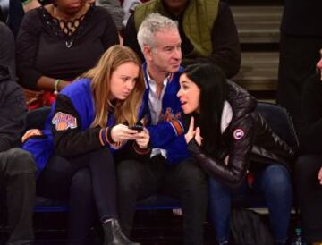 Anna McEnroe y John McEnroe, con sus chaquetas de los Knicks, junto a Sarah Silverman.