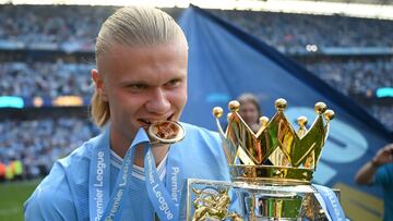 Erling Haaland, jugador del Manchester City, celebra posa con la medalla y el título de campeón de la Premier League.