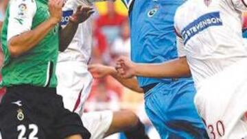 <b>PELIGRO POR ALTO. </b>El sevillista Kepa (30) fue un constante peligro en el juego aéreo para el conjunto cántabro.