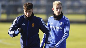 Javi Puado y &Aacute;lex Blanco, durante un entrenamiento.