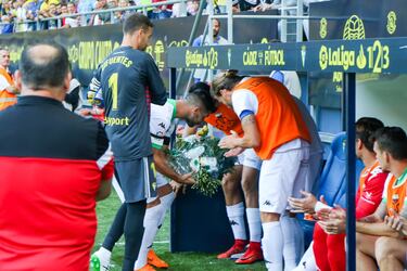 Emotivo homenaje a Reyes de sus compañeros del Extremadura.