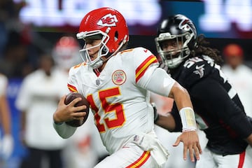 La carrera de Mahomes se ha beneficiado de contar con Andy Reid como head coach y una defensiva que responde en los momentos más importantes. Por ello, el ‘15’ de Kansas City logró convertirse en el quarterback con más triunfos en sus primeras 100 titularidades al llegar a 77 en su 99° encuentro como QB1, el cual fue un triunfo sobre los Atlanta Falcons en la Semana 3. El récord le pertenecía a Tom Brady y a Roger Staubach, con 76 cada uno. 