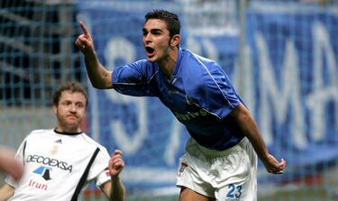 El delantero centro asturiano disputó 5 partidos y marcó 3 goles en las dos temporadas en las que estuvo en el Real Oviedo entre 2004 y 2006. Vistió la camiseta del Atlético de Madrid entre 2011 y 2014, en los que jugó 142 encuentros y marcó 26 goles. 