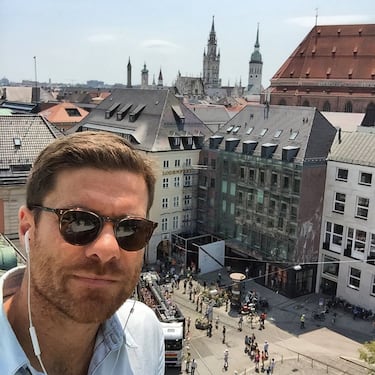 Xabi Alonso en una plaza de Múnich.
