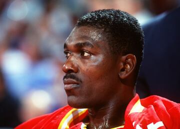 <b>- Años en la NBA:</b> 1984-2002 <br> <b>- Equipos:</b> Houston Rockets y Toronto Raptors. <b>- Medias de su carrera:</b> 21,8 puntos, 11,1 rebotes, 3,1 tapones. <br> <b>- Mejor temporada:</b> (1993-94) 27,3 puntos, 11,9 rebotes, 3,4 tapones. <br> <b>- Méritos:</b> Dos veces campeón, una vez MVP, 2 veces MVP de las Finales, 12 veces all star, seis veces en el Mejor Quinteto.. <br> <br> Hakeem (Akeem cuando llegó a la NBA), puro poder nigeriano, era un jugador grandioso, que habría sido igual de decisivo en la NBA actual. Extraordinario en defensa, uno de los mejores de siempre, en ataque tenía tiro y unos movimientos indefendibles (el dream shake), una danza con la que gobernó la NBA en los dos años sin Michael Jordan (1993-95).