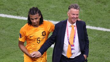 Aké y Van Gaal, ante Ecuador.