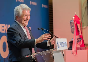 Discurso del presidente del Atl¨¦tico de Madrid, Enrique Cerezo, en el Ayutamiento de Madrid.
