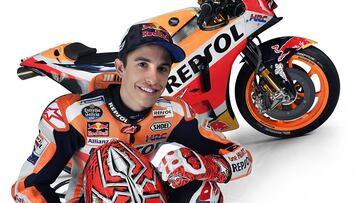 Marc M&aacute;rquez posando con la Honda.