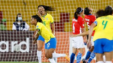 AMDEP5029. BUCARAMANGA (COLOMBIA), 26/07/2022.- Ary Borges (i) de Brasil celebra un gol hoy, en un partido de las semifinales de la Copa América Femenina entre Brasil y Paraguay en el estadio Alfonso López en Bucaramanga (Colombia). EFE/Mauricio Dueñas Castañeda