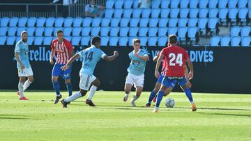 Baeza y Renato Tapia presionan a un jugador del Sporting.