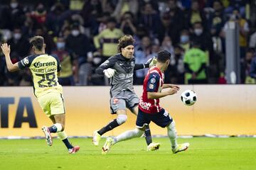 Uriel Antuna y Guillermo Ochoa pelearon con mucha intensidad cada pelota que disputaban.