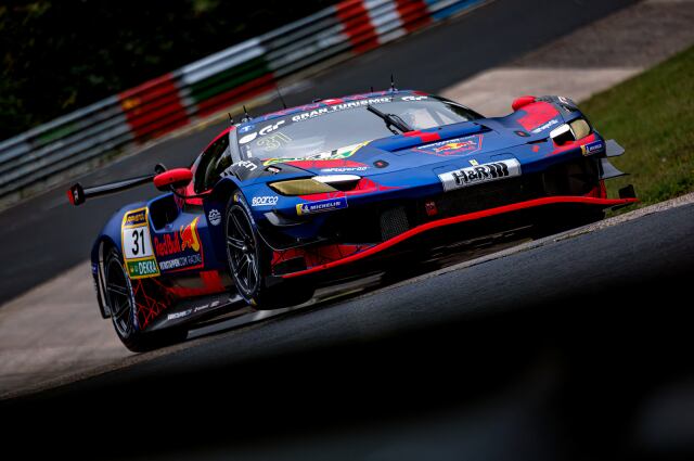 Max Verstappen y su Ferrari 296 GT3 en el Nordschleife