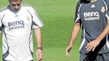 <b>PROBLEMAS TRAS EL ESFUERZO</b> Raúl llamó al recuperador, José Luis San Martín, justo antes de retirarse del entrenamiento de ayer. Habían transcurrido 15 minutos de la sesión.