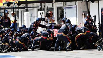 Los mecánicos de Toro Rosso haciendo una parada en boxes.