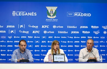 Ortiz, a la izquierda, junto a Victoria Pavón y Felipe Moreno en 2022. 